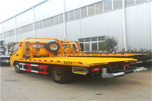 头屯河附近拖车救援搭电