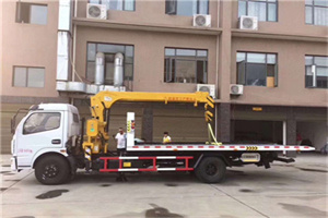 头屯河附近汽车轮胎更换